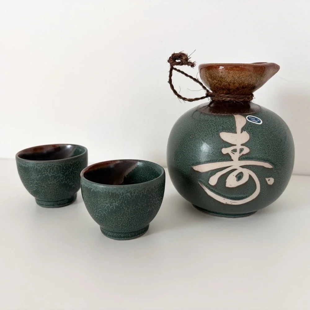BNIB Vintage Ceramic Sake Set – Bottle + 2 Cups (New in Box), Made in Japan - Picture 3 of 7